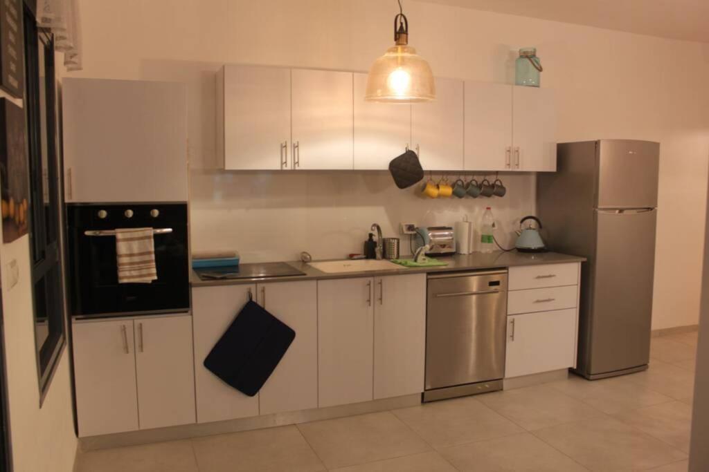 נוף הארבל עם חלון לכינרת Apartment Migdal Exterior photo